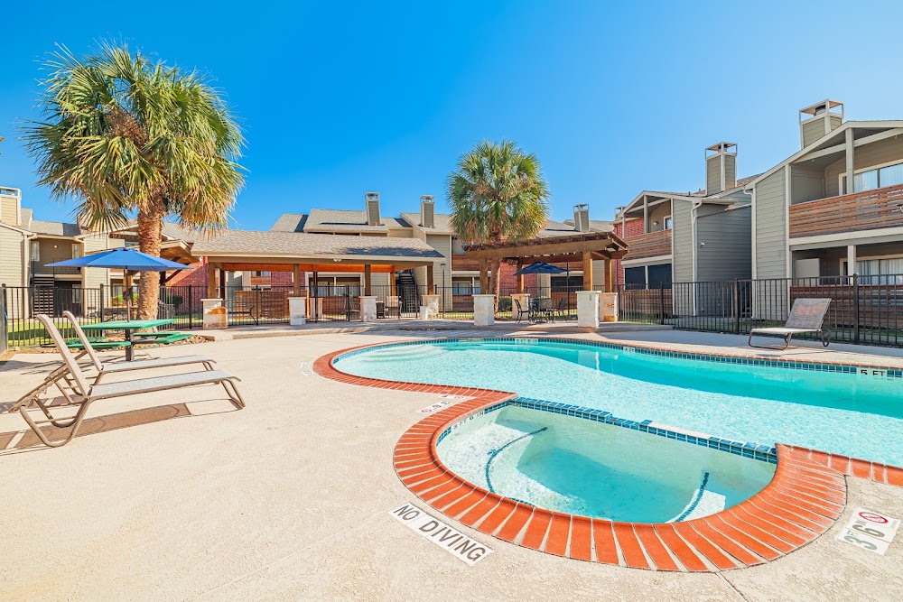 7100 Almeda Apartments